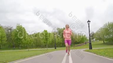跑步者-女人在户外跑步，训练，减肥的概念。